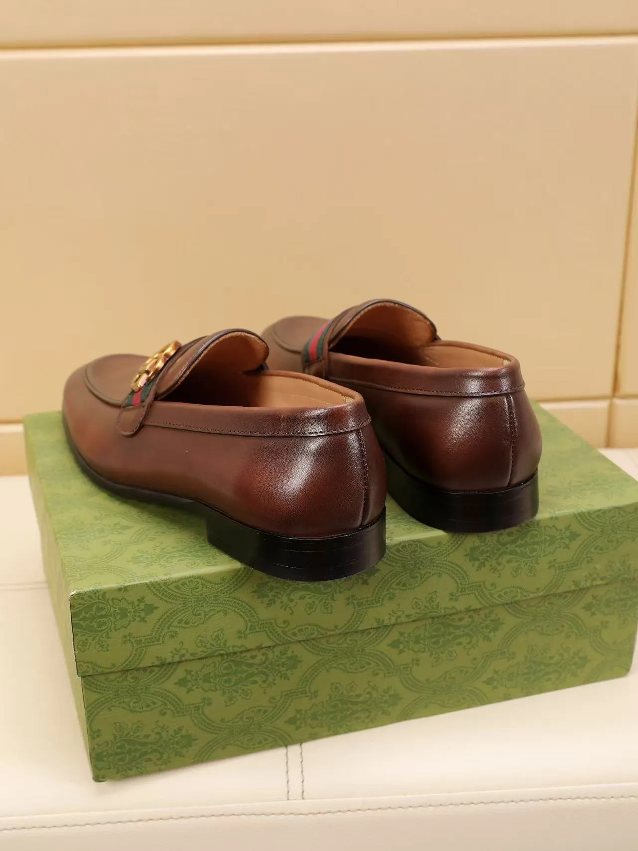 Men's men's shoes 💰440 🆘【GUCCI】Gucci ·🐂里· Hot-selling beanie shoes, top brand luxury, top quality, latest fashion beanie shoes.. The upper is made of original high mercerized smooth cow suede. (Full top-layer water-dyed 🐂 leather and lining). The original stylish and stylish soft rubber wear-resistant and non-slip outsole is light and comfortable on the foot, available in 2 colors! Matching code: 39-45 (38.46. Customized)